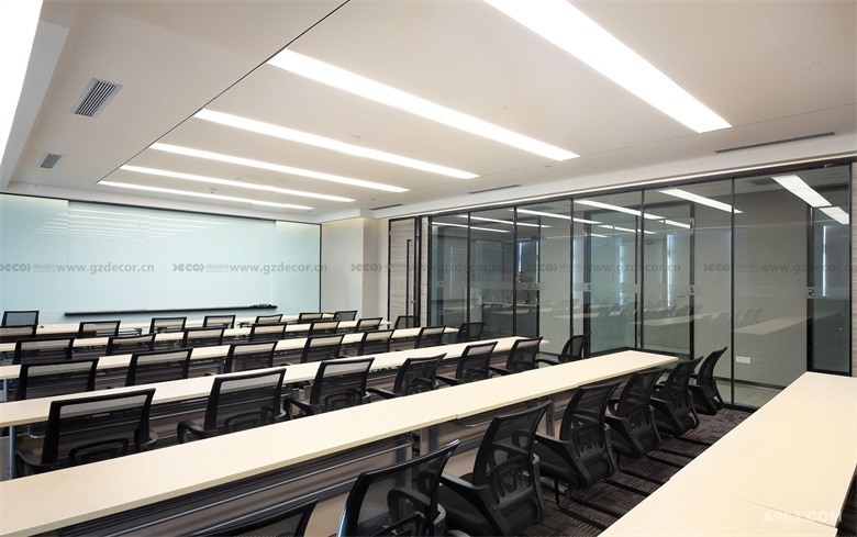 办公室装饰公司是否提供办公室的工作站和办公桌的配置方案？